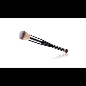 - YOUNIQUE powder/concealer brush